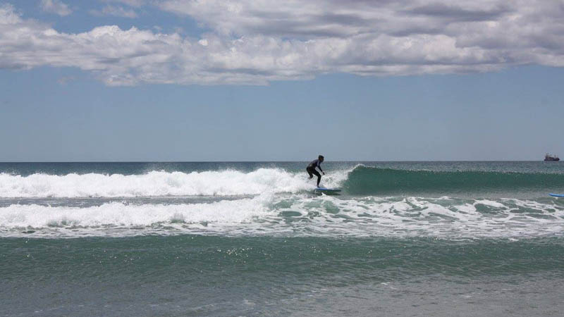 Experience the thrill of riding a wave at one of New Zealand's most iconic beaches with a 2hr surf lesson brought to you by the O'Neill Surf Academy!